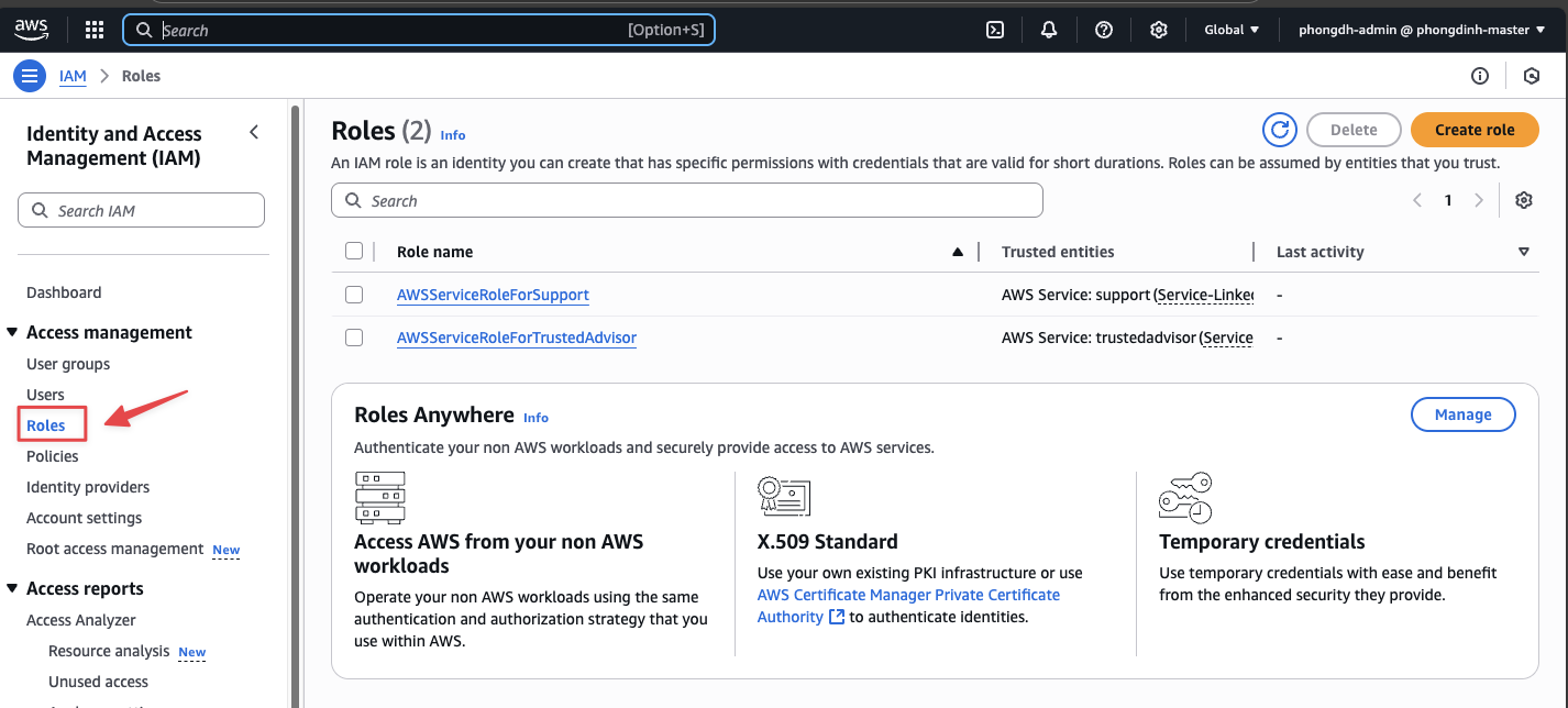 Menu Roles trong IAM Console trên AWS